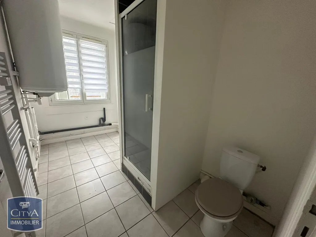 Bathrooms - Two-Bedroom Flat with Parking in Châteauroux