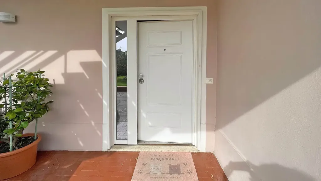 Entrée - Rustic Villa with Solar Panels in Lucca