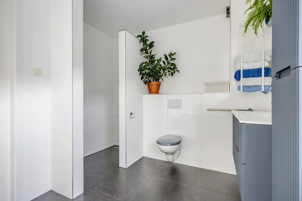 Vannitoad - Detached House with Business Hall in Breda