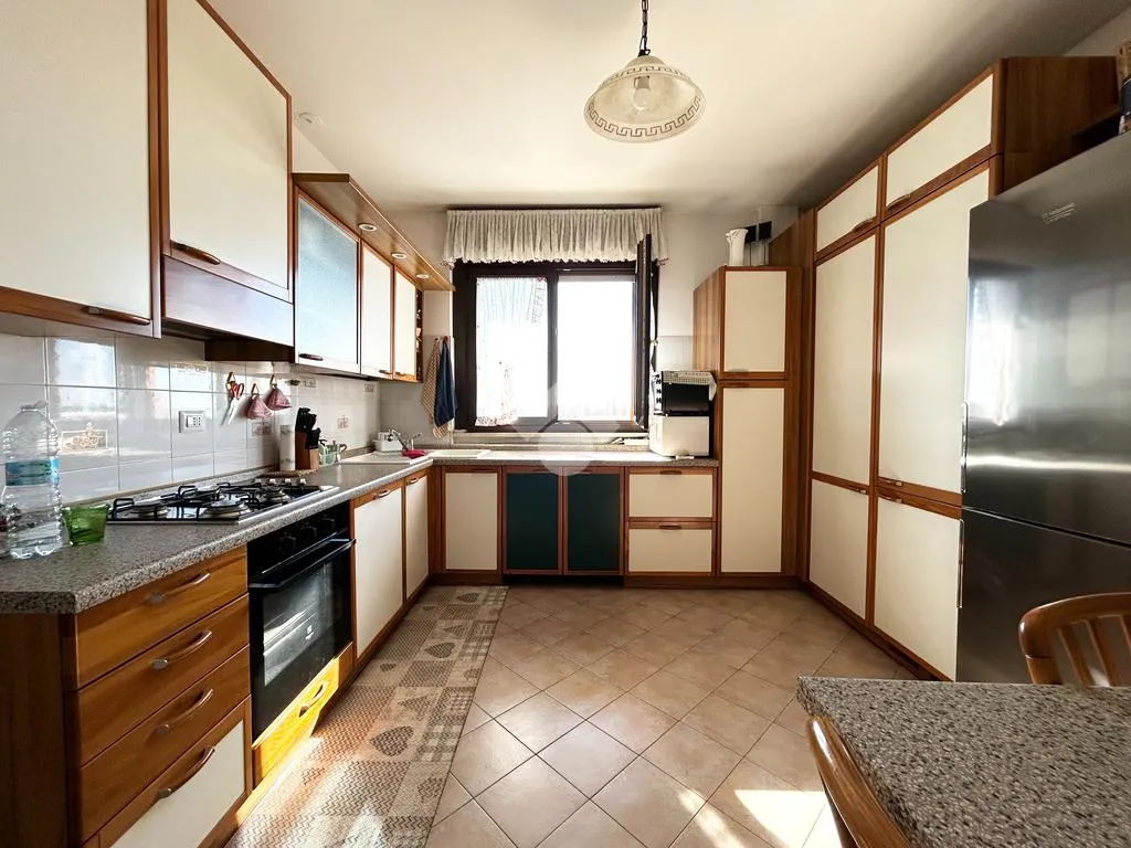 Cuisine - Four-Room Apartment with Pool in Settimo Milanese