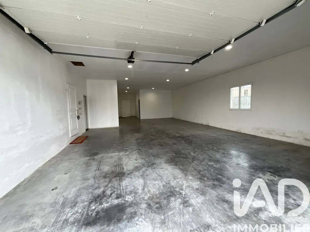 Garage - Four-Bedroom House with Pool in Narbonne