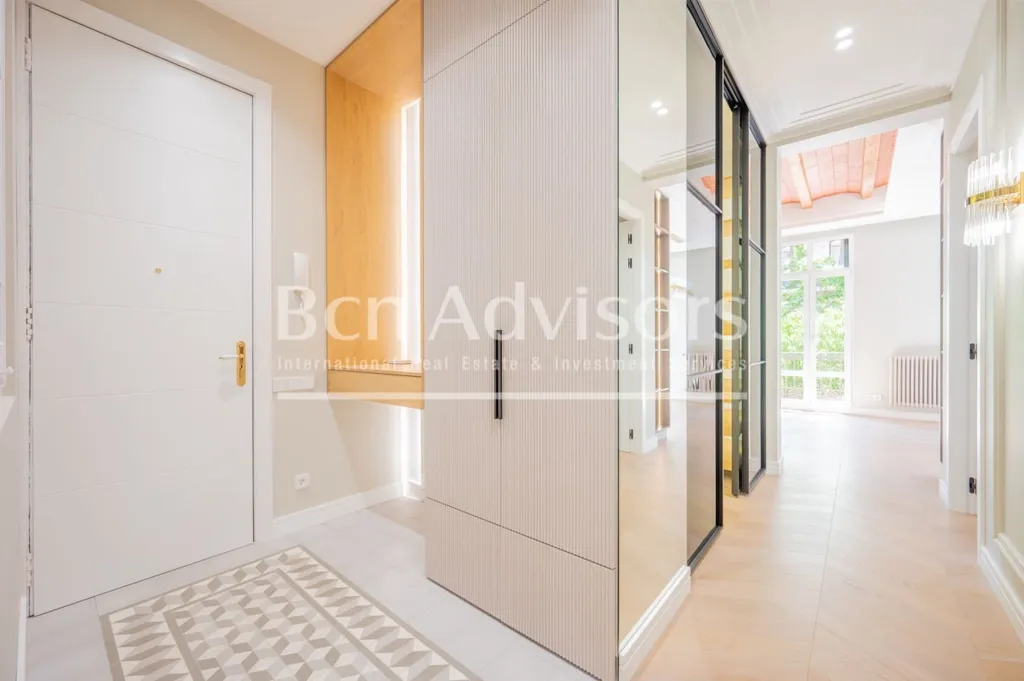 Esik - Refurbished Apartment with City Views in Dreta de l'Eixample