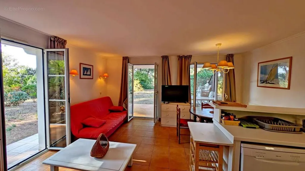 Séjour - Appartement en Rez-de-Jardin avec Jardin à Saint-Raphaël