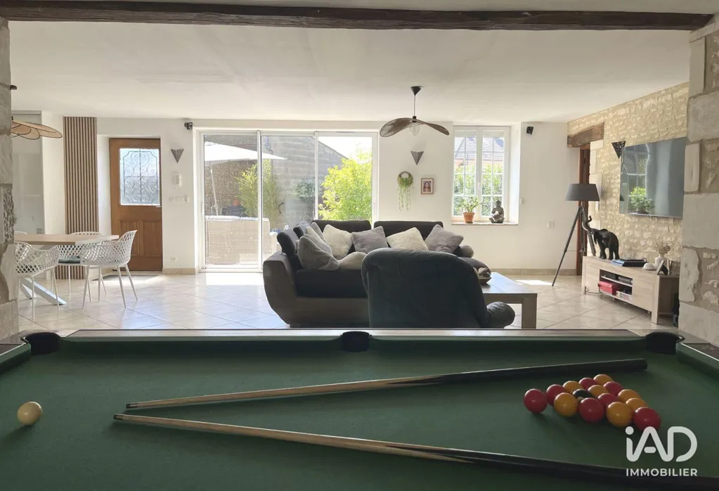 Séjour - Maison Rénovée en Pierre avec Jardin à Vouillé