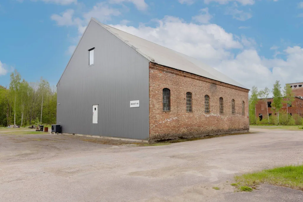 Välivaade - Industrial Property with Classic Facade in Delary