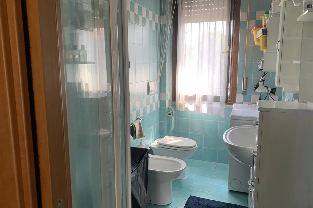Bathrooms - Duplex Apartment with Balcony in Monza