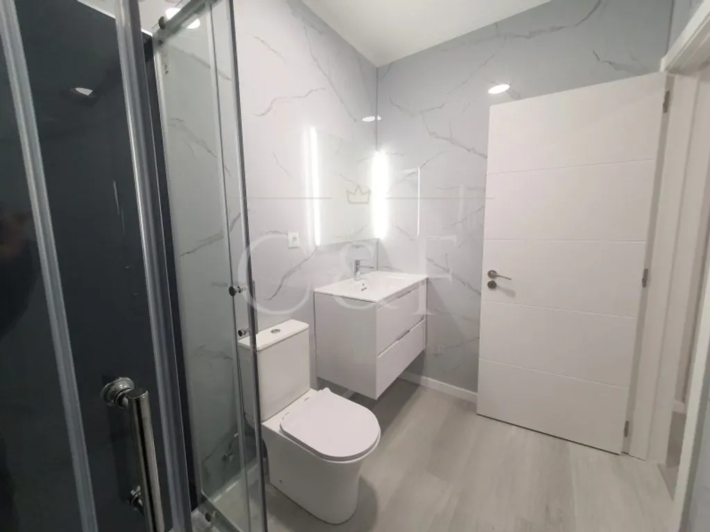 Salles de bain - Remodelled 2-Bedroom Apartment in Central Oeiras