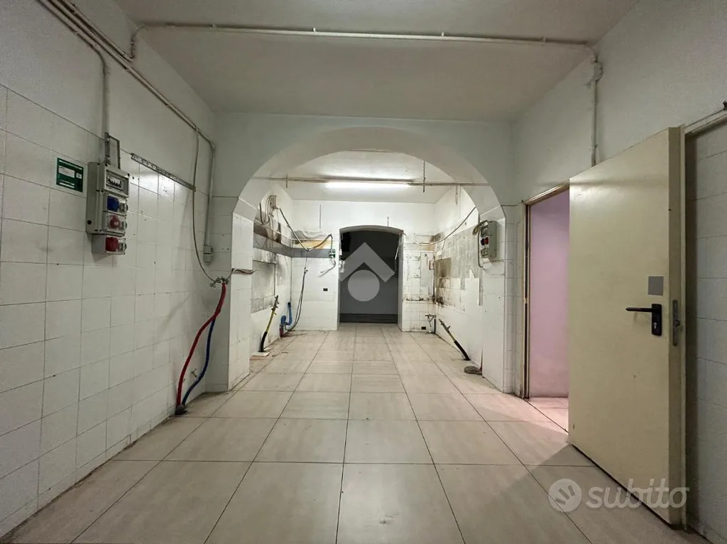 Garage - Commercial Shop with Seafront Courtyard in Lavagna