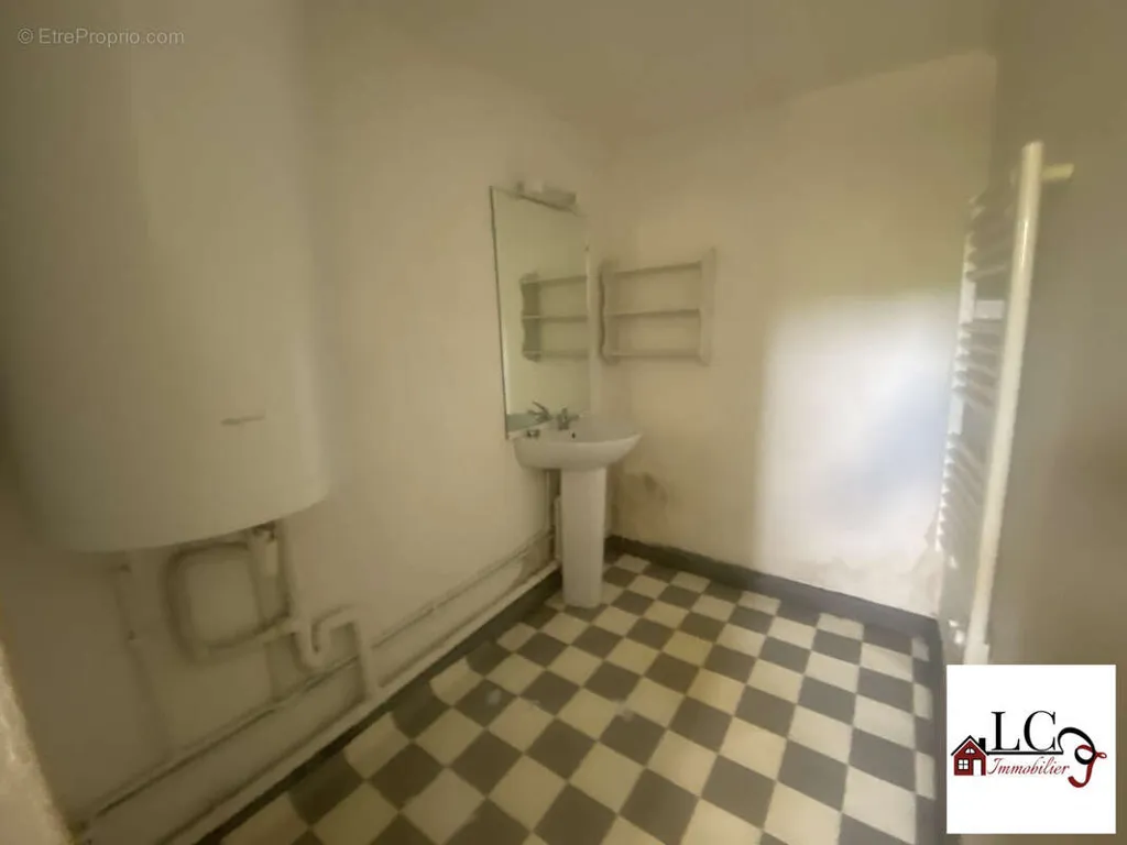 Salles de bain - Maison de Plain-Pied avec Dépendances à Nolay