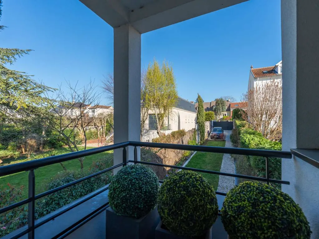Rõdu - Architect-Designed Home with Garden in Saint-Cloud