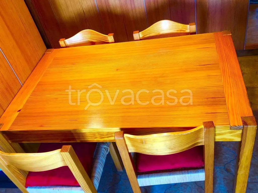Sala da pranzo - Armed Apartment with Balcony in Saint Gree, Viola