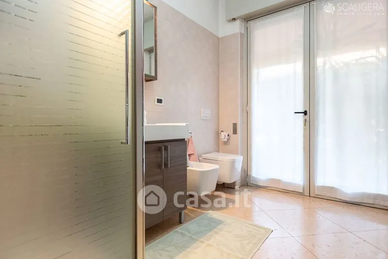 Salles de bain - Minimalist Villa with Private Garden in Legnago