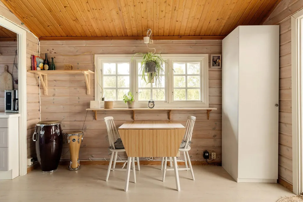 Salle à manger - Co-op Cottage with Lake View at Ryrsjön