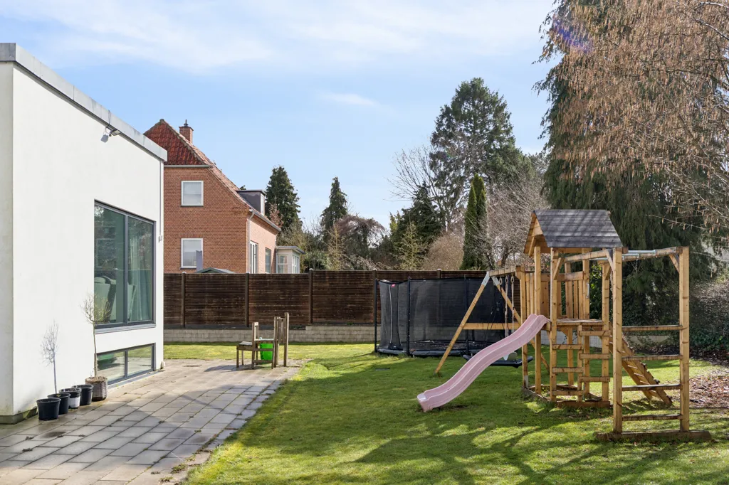 Jardin - Contemporary Villa with Garden in Gentofte