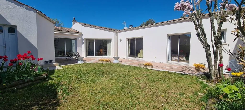 Giardino - Villa with South-Facing Terrace in Perigny