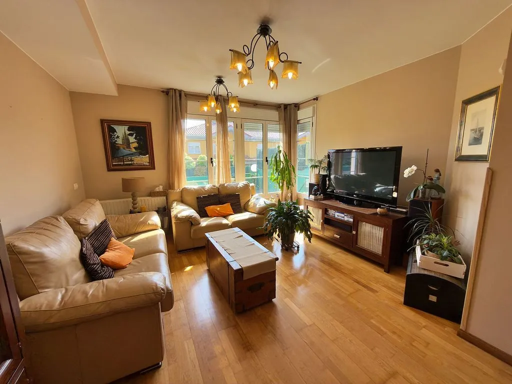 Séjour - Semi-Detached House with Pool in Llanera