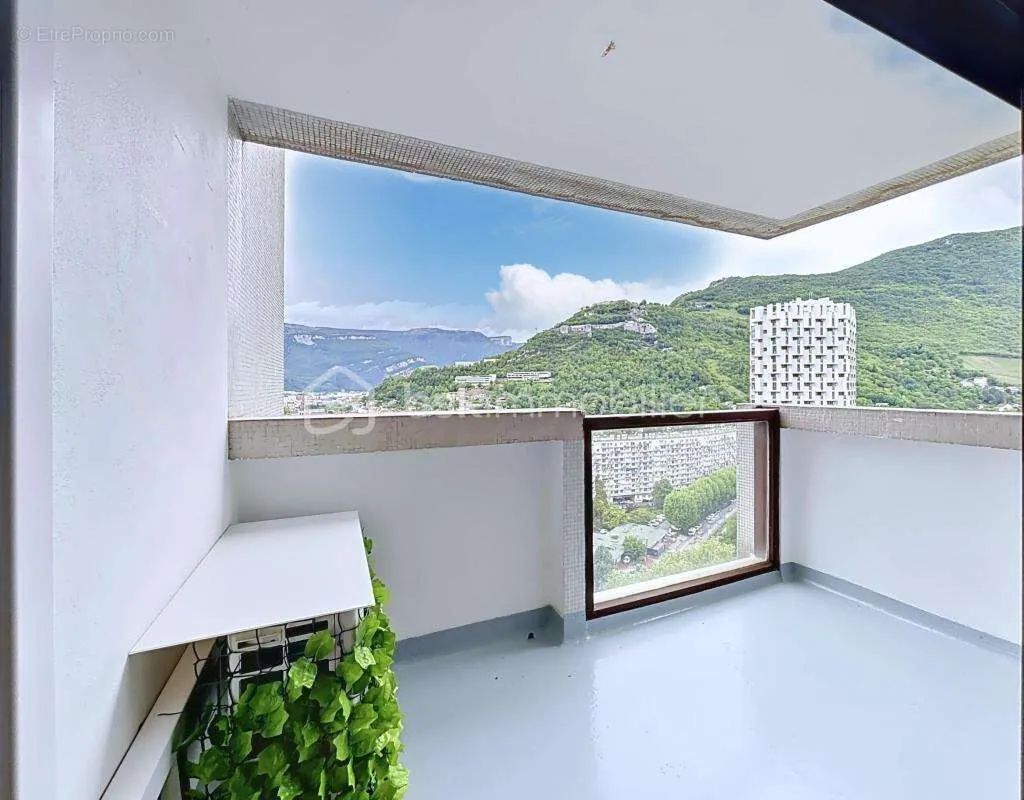 Rõdu - Renovated T2 with Panoramic View in Grenoble
