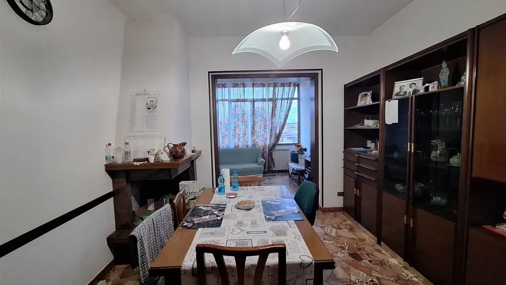 Söögituba - Bright 1-Bedroom Apartment with Balcony in San Severino Marche