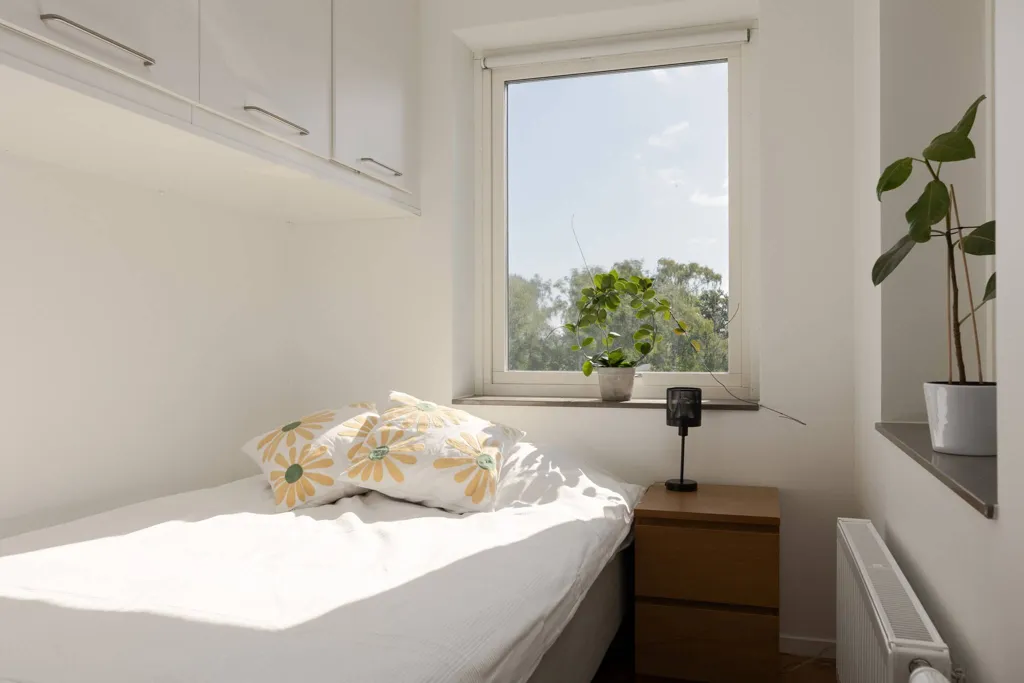 Magamistoad - Apartment with Balcony on Rotegatan