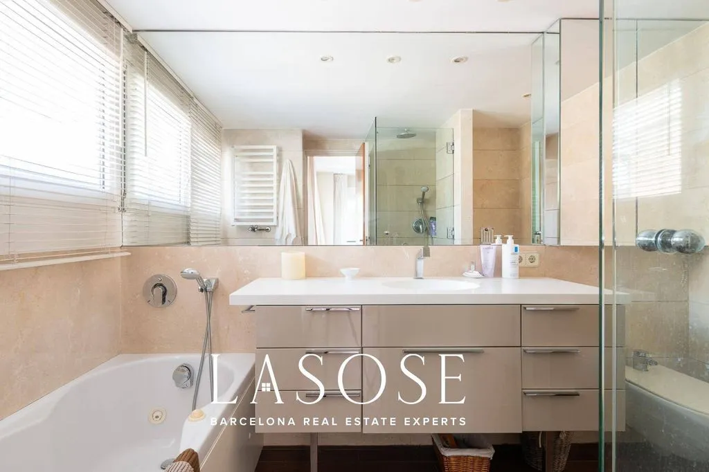 Bathrooms - Duplex Penthouse with Pool in Tres Torres, Barcelona