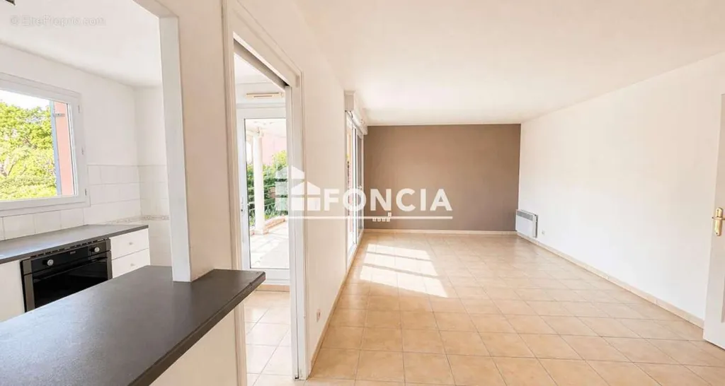 Cuisine - Appartement 3 Pièces avec Vue Lac et Piscine