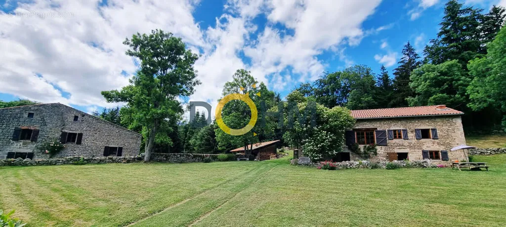 Esterno - 16th-Century Manor with Forest Setting in Haut-Forez