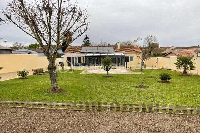 Pavillon avec Véranda et Terrain Arboré près d'Aigre