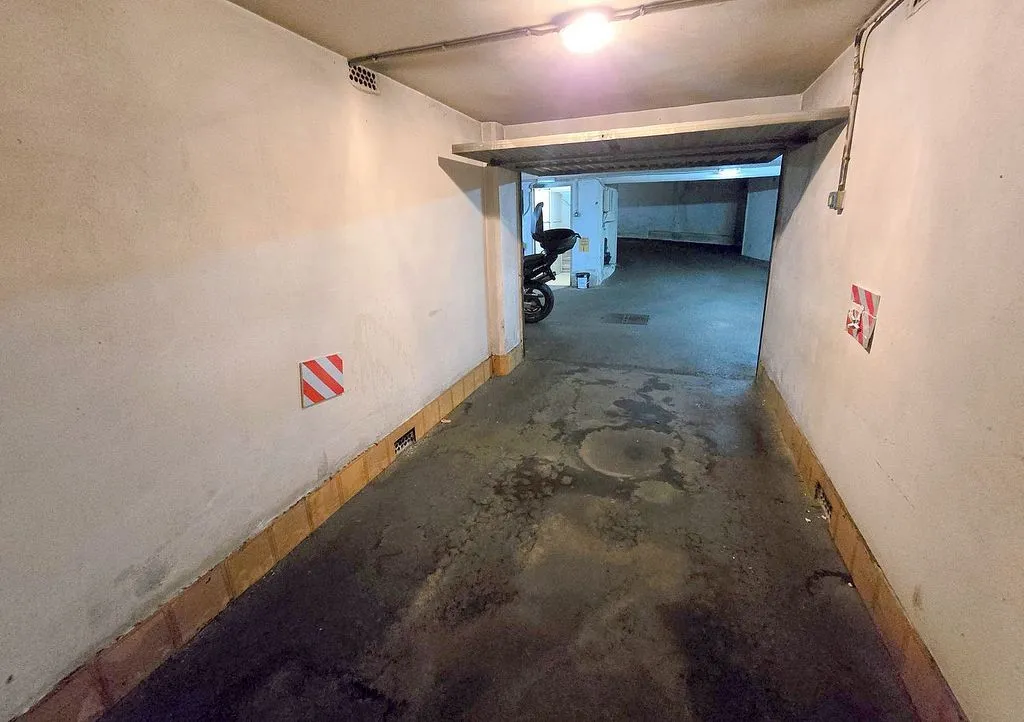 Garaaž - 3-Bedroom Flat with Garage in El Llano, Gijón
