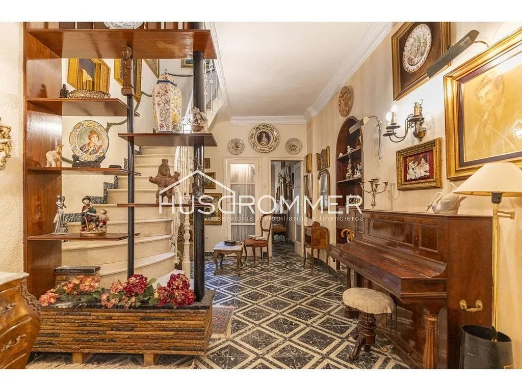 Esik - Dual-Unit Property with Central Location in Vila-real