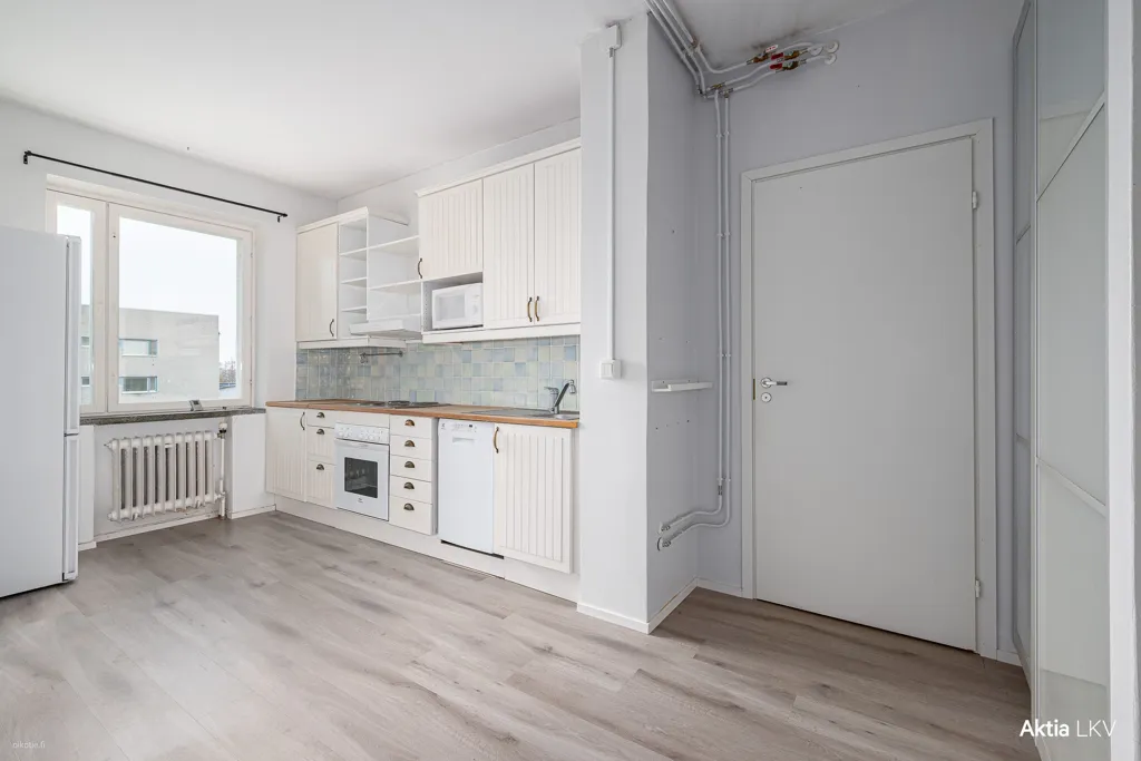 Cuisine - Two-Room Apartment with South-Facing Balcony in Centre