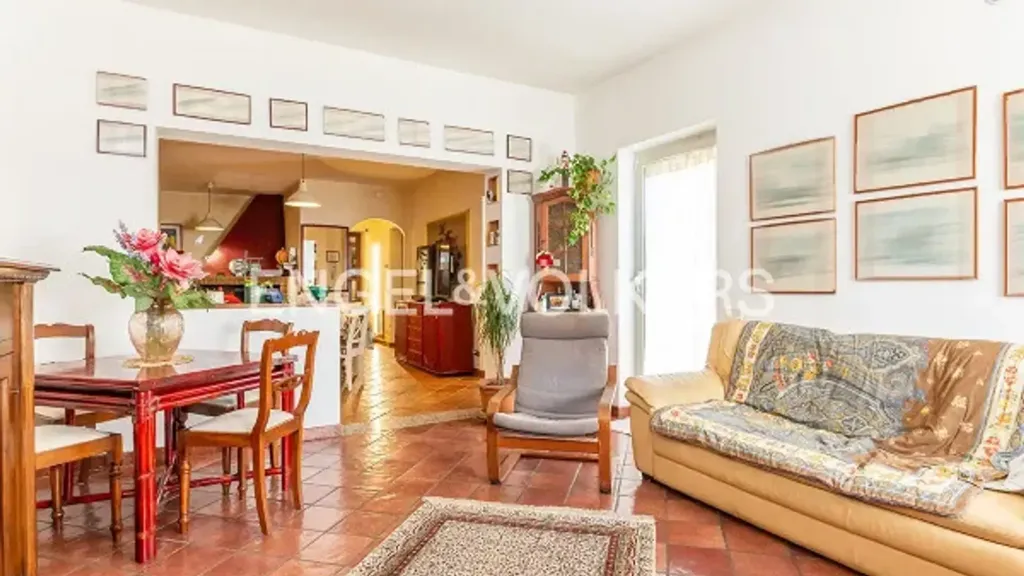 Séjour - Villa with Three Apartments in Guidonia Montecelio