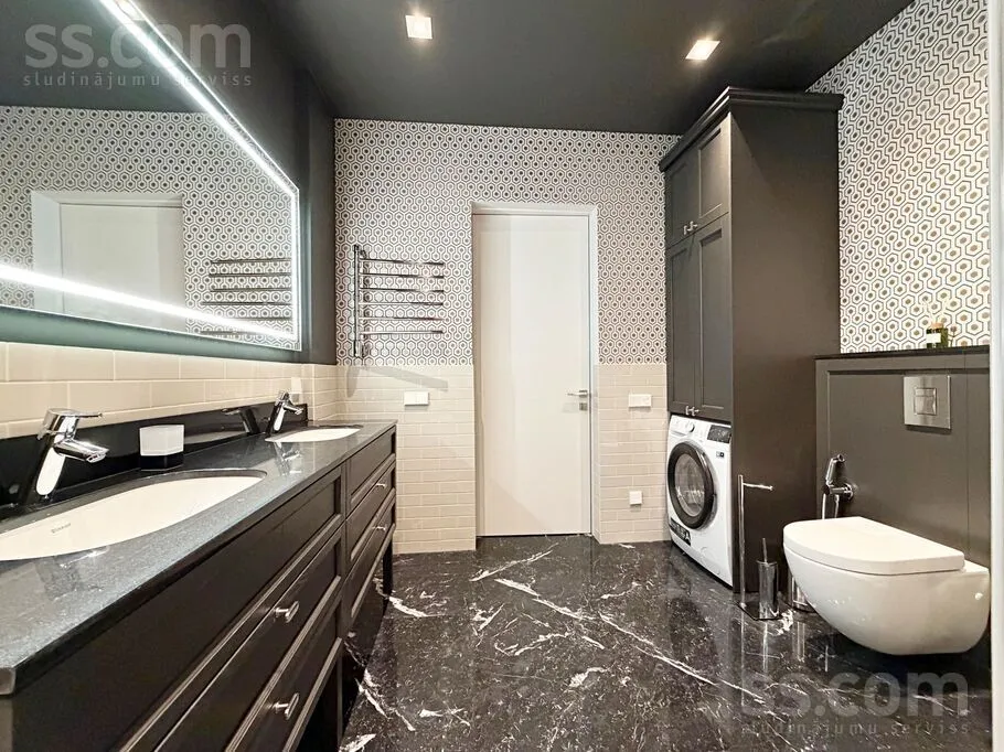 Salles de bain - Luxury 4-Bedroom Apartment with Balcony in Riga Centre