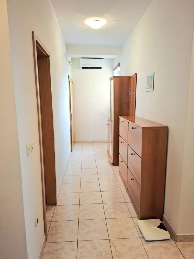 Esik - Spacious 4-Bedroom Apartment with Terrace in Pula