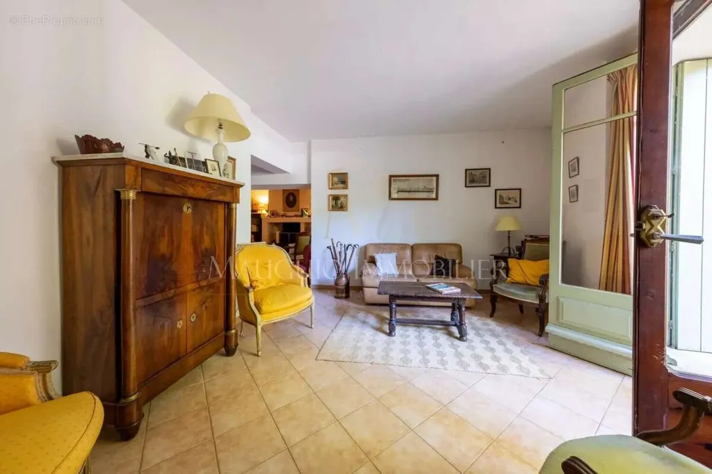 Séjour - Ensemble Immobilier avec Maison de Maître à Lansargues