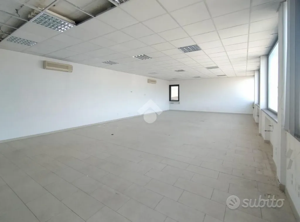 Pièces - Office Space with Double Aspect in Piacenza