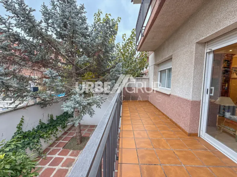 Rõdu - Detached Corner House with Multiple Terraces in Martorell