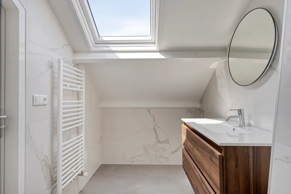 Salles de bain - Modernised Penthouse with Balcony in Middelburg