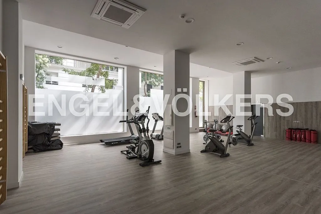 Stanze - 3-Bed Apartment with Pool in Ríos Rosas