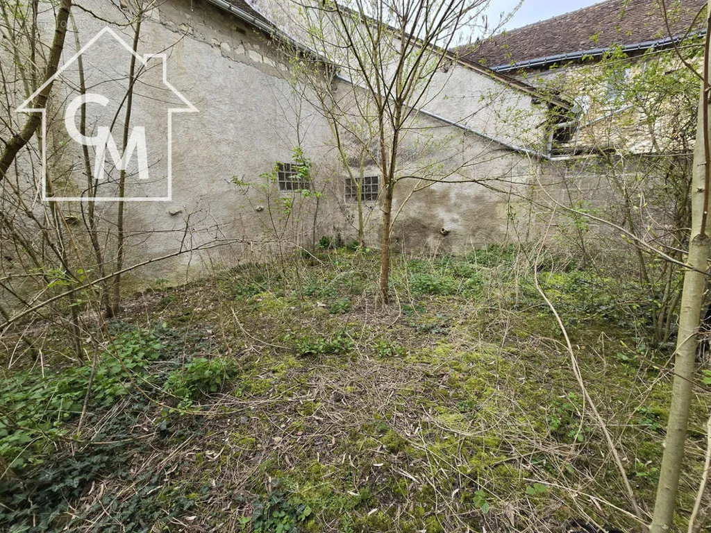 Aed - House with Barn in Barrou