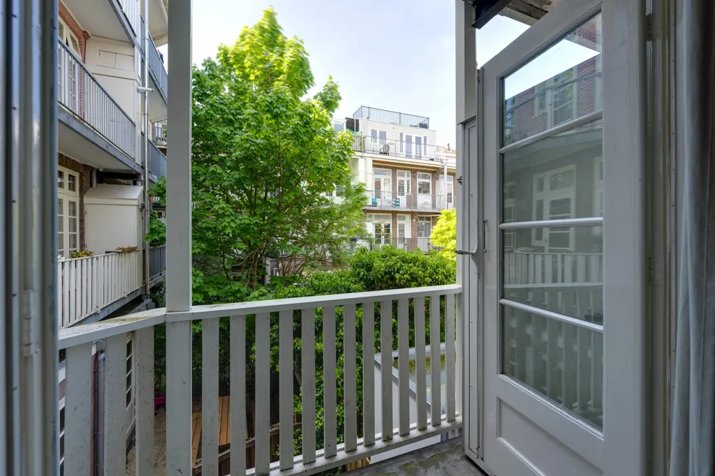 Rõdu - Charming Two-Bedroom Apartment with Balconies in Amsterdam