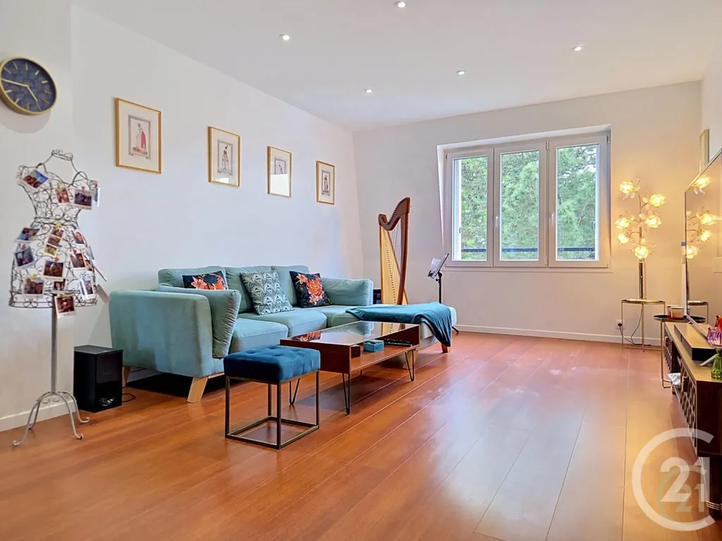 Living Room - 3-Bed Apartment with Parking in Compiègne