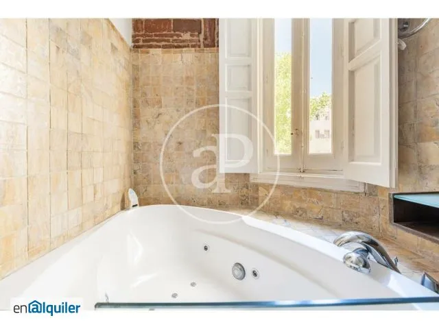 Bathrooms - Apartment with Ascensor in Salamanca, Madrid