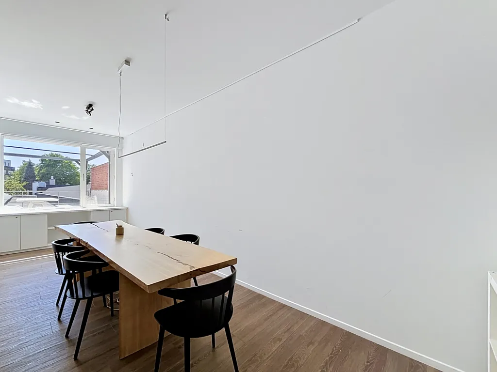 Salle à manger - Bureau Rénové avec Terrasse à Elsene