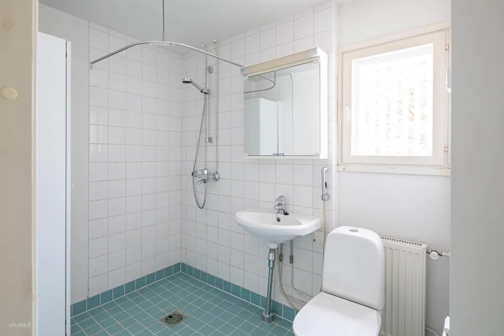 Bathrooms - Five-Bedroom Apartment with Sauna in Vuosaari