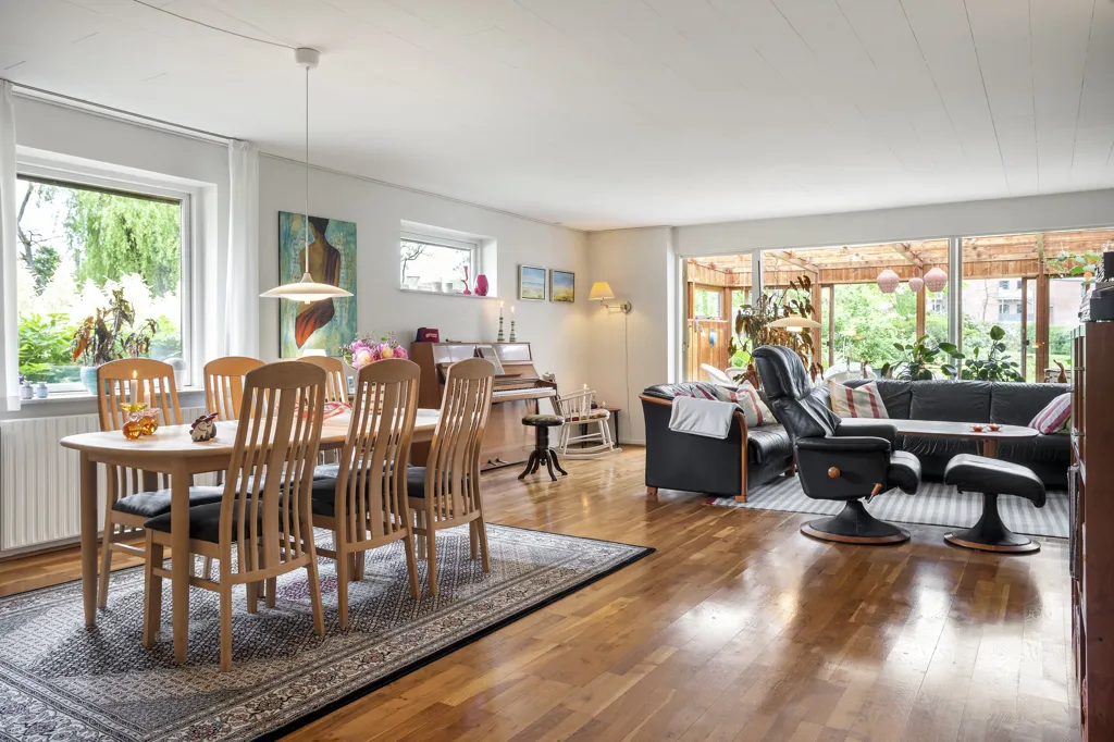 Söögituba - Villa with River Access in Lysbro