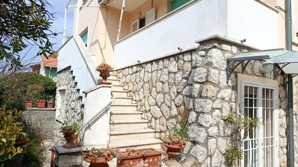 Pièces - Spacious Apartment with Terrace in Rosignano Solvay