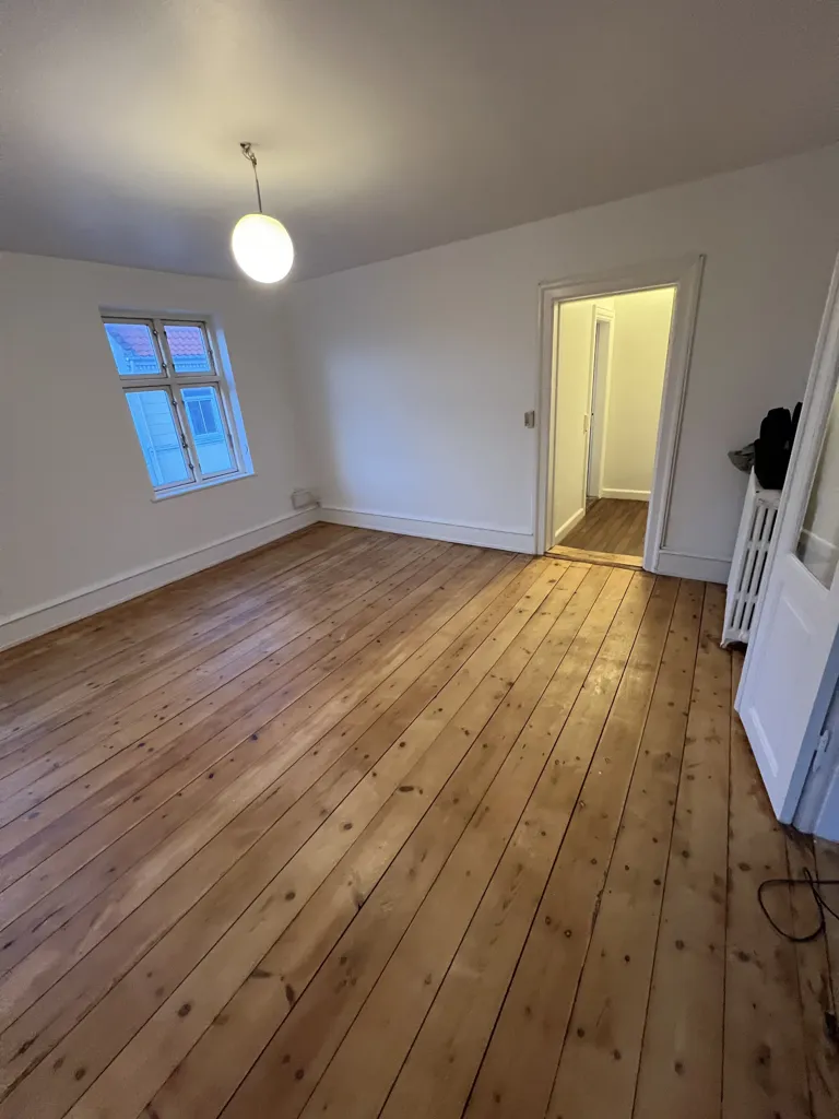 Rooms - 5-Bedroom City Centre Flat with Balcony