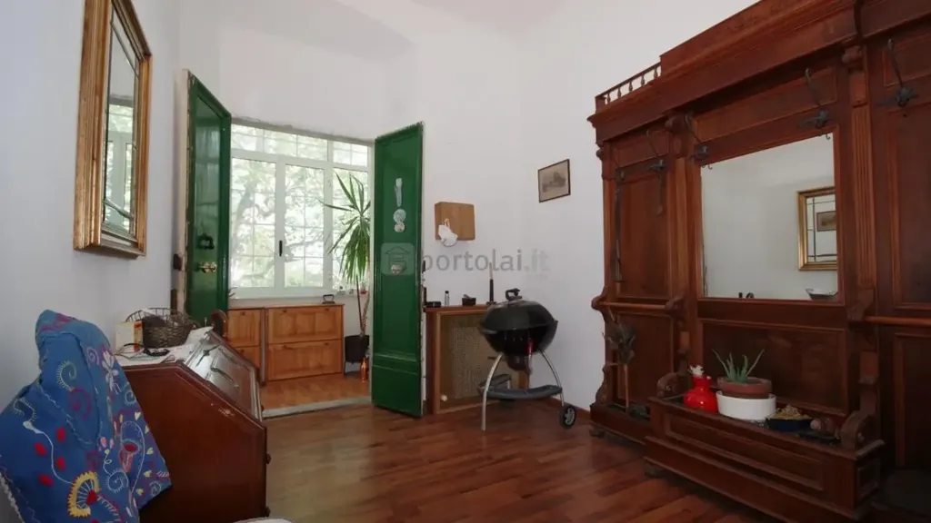 Esik - Spacious Apartment with Garden in Genoa