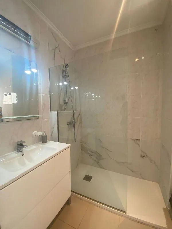 Bathrooms - Apartment with Terrace in Sant Francesc