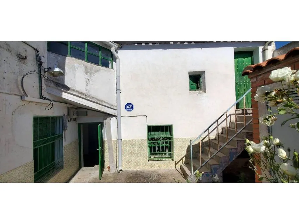 Välivaade - Spacious House with Multiple Garages in Novés